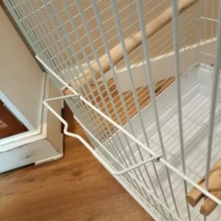 Gabbia bianca per uccelli