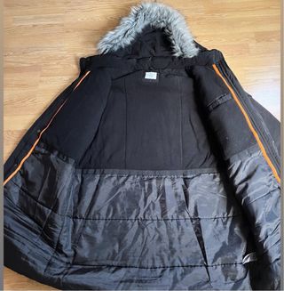 Parka Negra con Capucha y Pelo Sintético