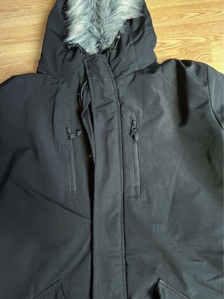 Parka Negra con Capucha y Pelo Sintético