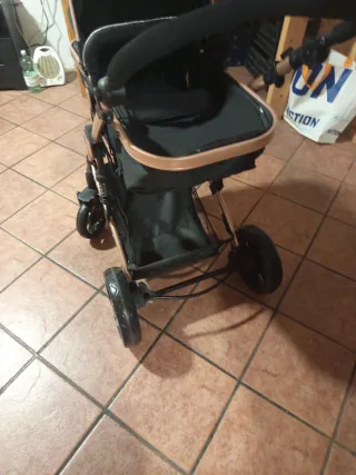 Carro de bebé negro y dorado