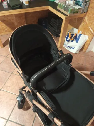 Carro de bebé negro y dorado