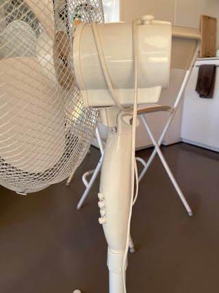 Ventilador de pie blanco