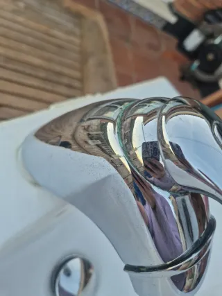 Lavabo de baño con grifo