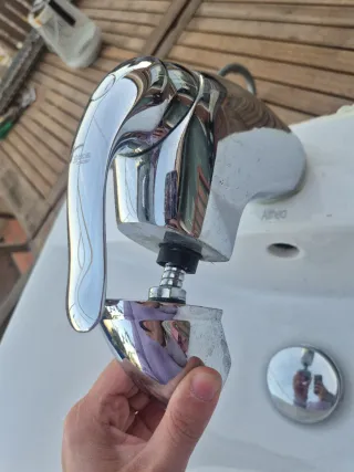 Lavabo de baño con grifo