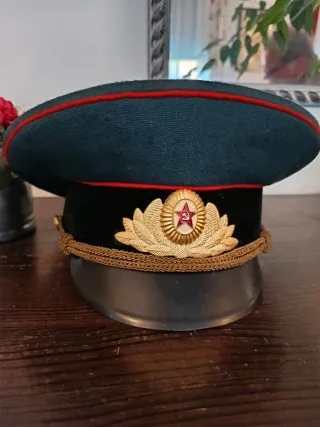 Gorra militar rusa con insignia