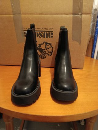 Botines negros suela track