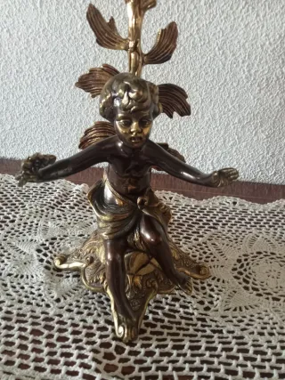 Candelabro de metal dorado con figura
