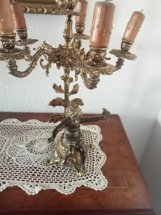 Candelabro de metal dorado con figura