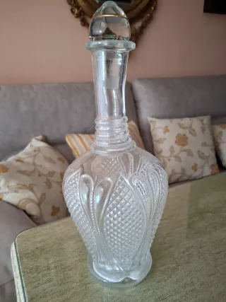 Licorera antigua de cristal tallado