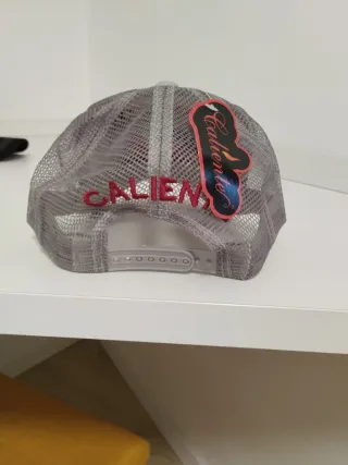 Gorra Adinerado con diseño de sol.Marca Caliente