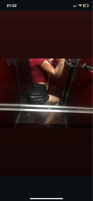 Shorts negros ajustados con cortes