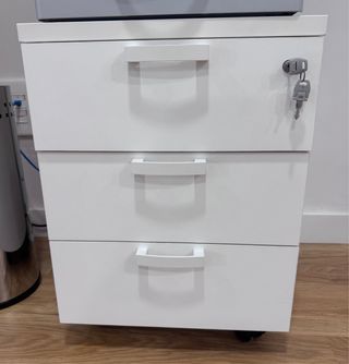 Cajonera metálica blanca con ruedas