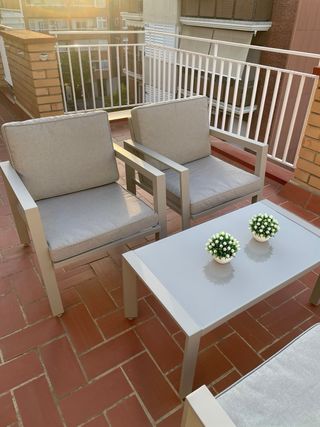 Conjunto terraza aluminio gris. De reestreno.