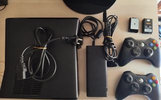 Xbox 360 Slim Negra 4GB + FIFA 14