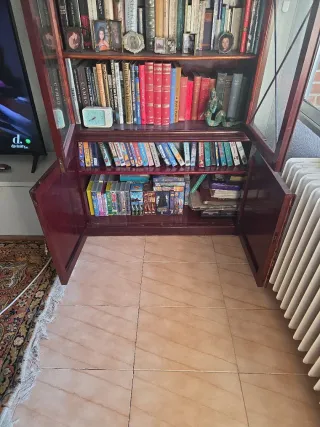 Libreria de madera noble muy antigua