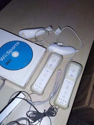 Consola Nintendo Wii + Mandos + Wii Sports