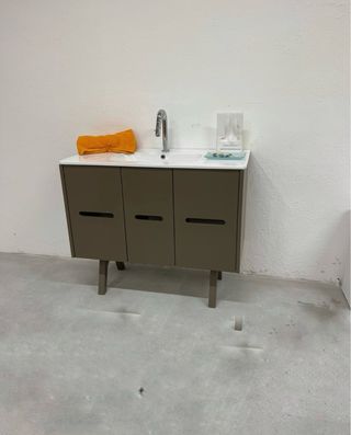 Mueble de baño marrón y blanco con pila incluida