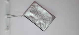 Bolso plateado con correa