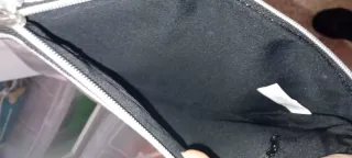 Bolso plateado con correa