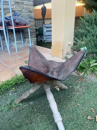 Taburete rústico trípode cuero