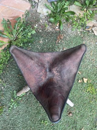 Taburete rústico trípode cuero