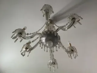 Lámpara de araña antigua de cristal