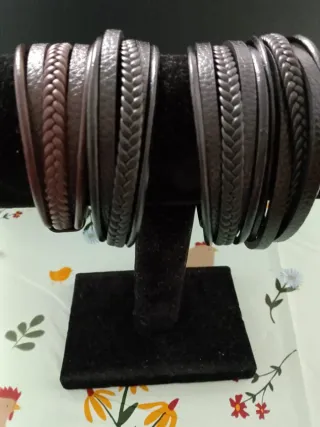 Pulseras de cuero trenzado y liso