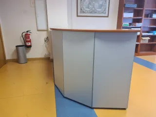 Mostrador curvo oficina madera y metal