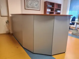 Mostrador curvo oficina madera y metal