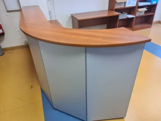 Mostrador curvo oficina madera y metal