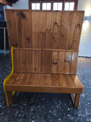 Bancos y mesas de madera de interior