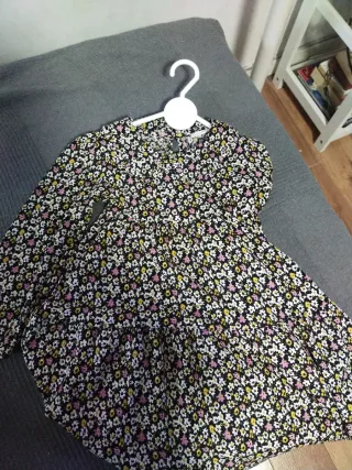 Vestido floral y tejana vaquera T8