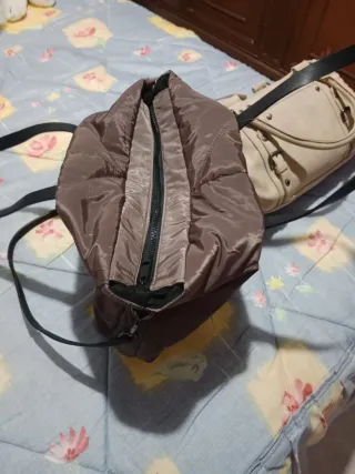 Bolsos de mano mujer beige y marrón.uno solo 8€