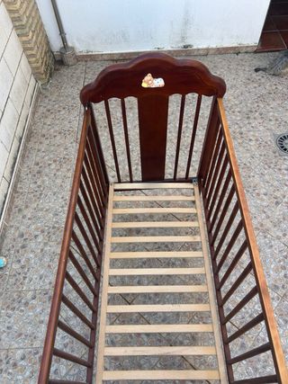 Cuna de madera para bebé con ositos