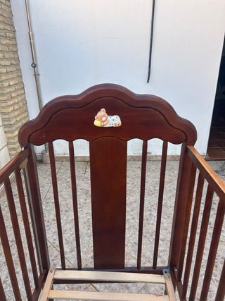 Cuna de madera para bebé con ositos