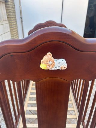 Cuna de madera para bebé con ositos