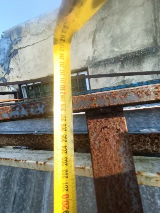 Puerta de hierro macizo