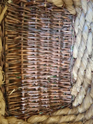 Cesta mimbre y forja artesanal