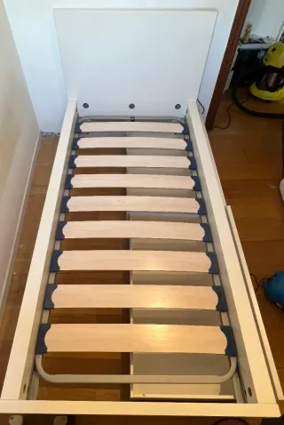 Cama individual blanca con cajones