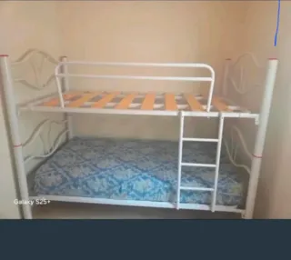 Litera metálica blanca