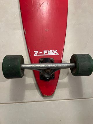 Longboard con ruedas verdes