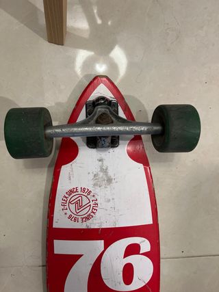 Longboard con ruedas verdes