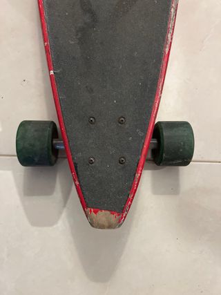 Longboard con ruedas verdes