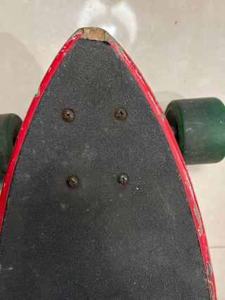 Longboard con ruedas verdes