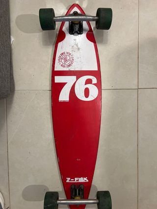 Longboard con ruedas verdes