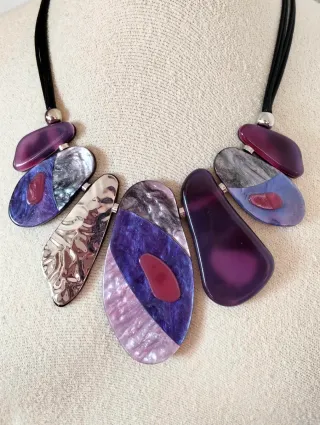 Collar resina cuentas irregulares