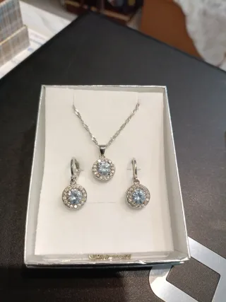 Conjunto de pendientes y collar