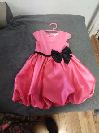 Vestido rosa con lazo negro