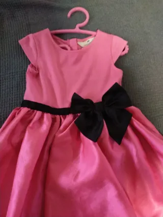 Vestido rosa con lazo negro