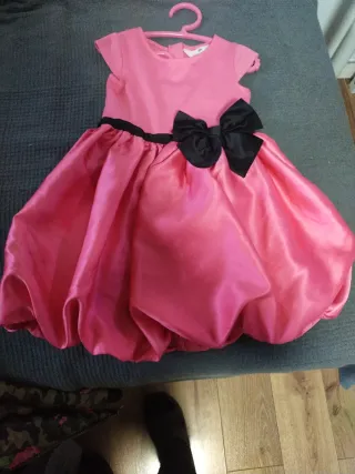 Vestido rosa con lazo negro